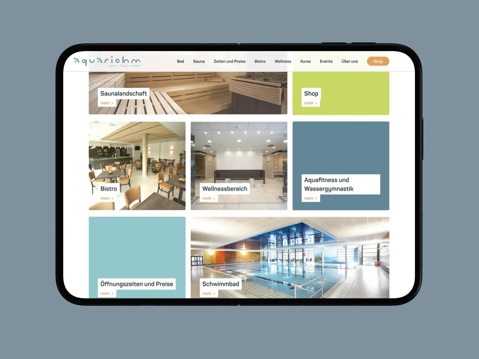 Webseite des Freizeitbads aquariohm auf einem Tablet