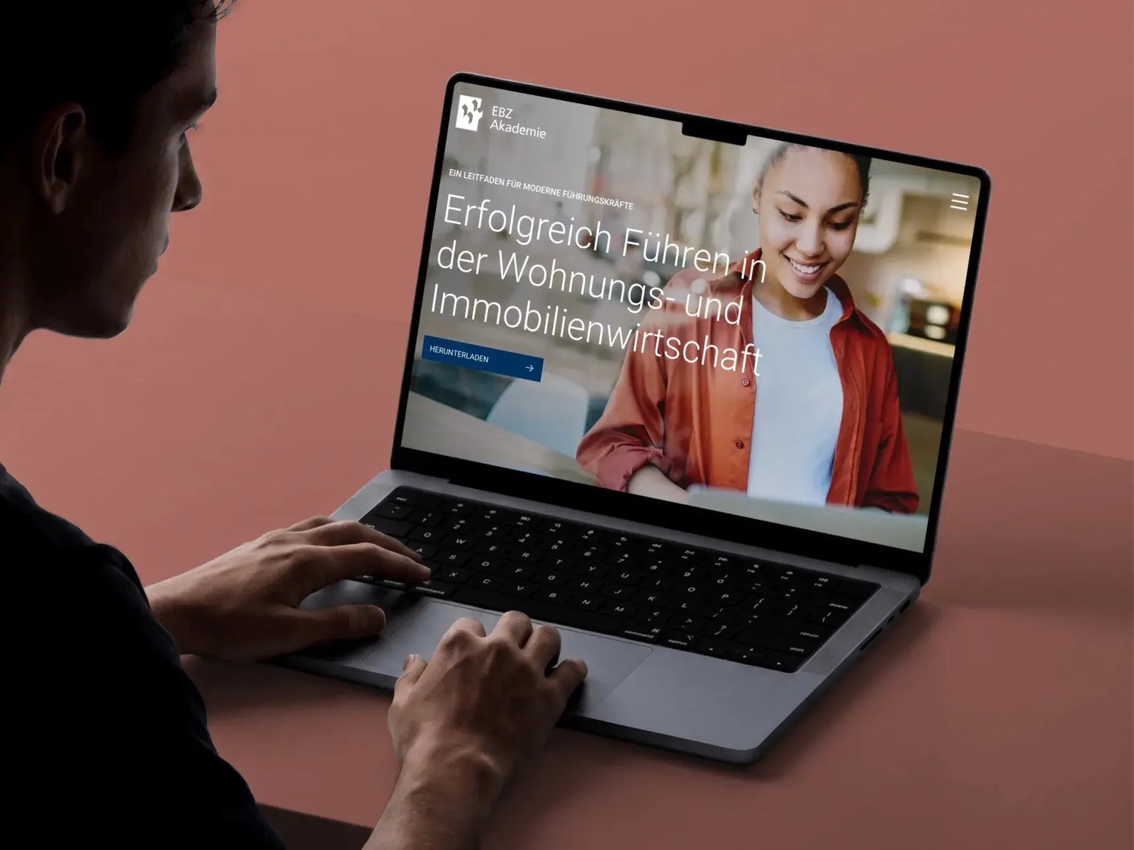 Landingpage der EBZ Akademie für den Leitfaden „Erfolgreich Führen“ auf einem Laptop