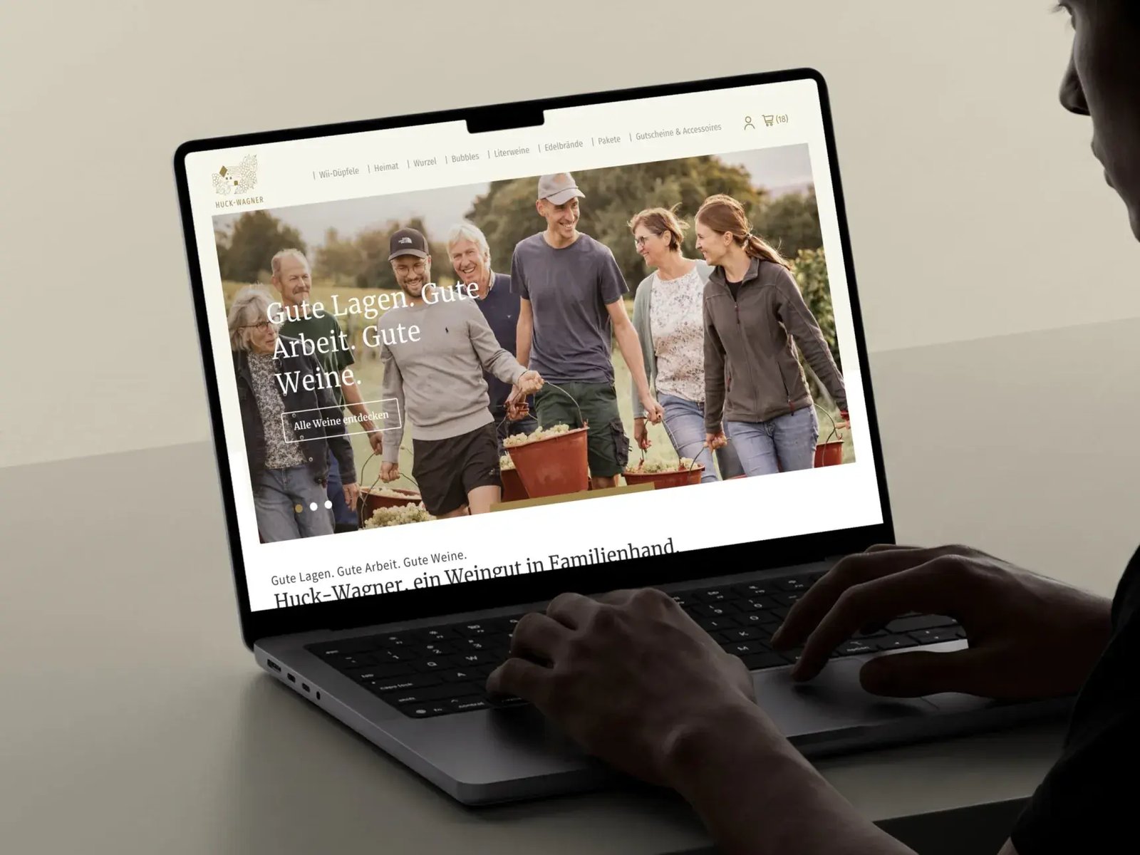 Onlineshop des Weinguts Huck-Wagner auf einem MacBook