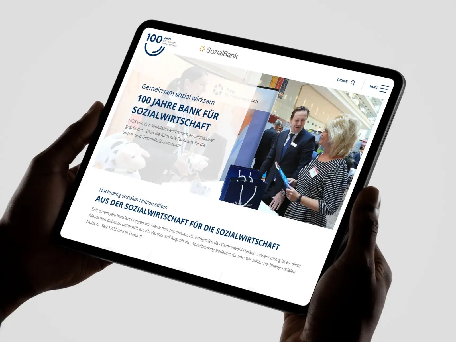 Jubiläumsseite „100 Jahre“ der SozialBank auf einem Tablet